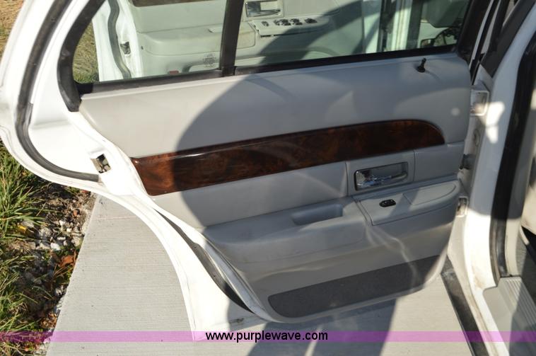 image for item I2752 2004 Ford Crown Victoria Police Interceptor