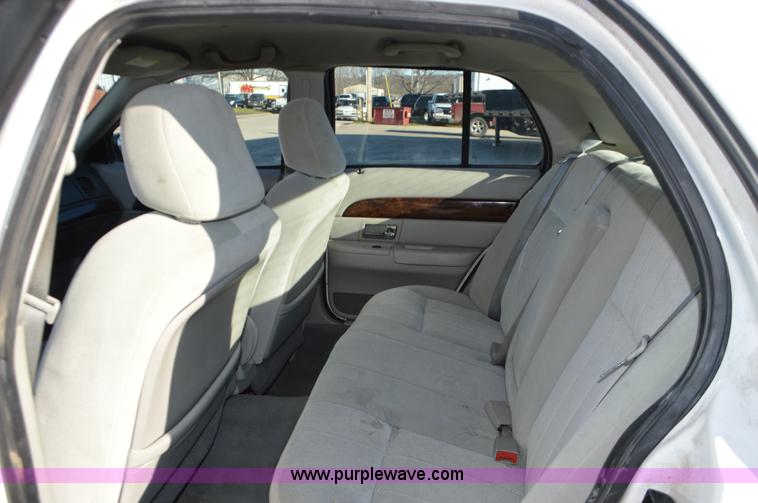 image for item I2752 2004 Ford Crown Victoria Police Interceptor