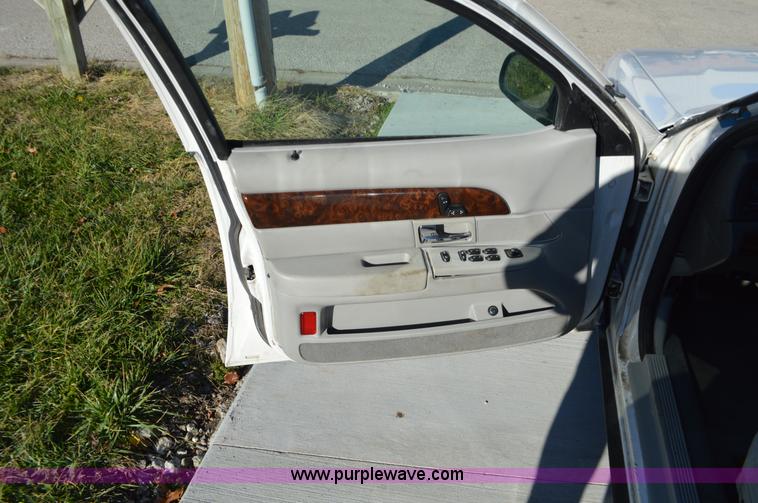 image for item I2752 2004 Ford Crown Victoria Police Interceptor