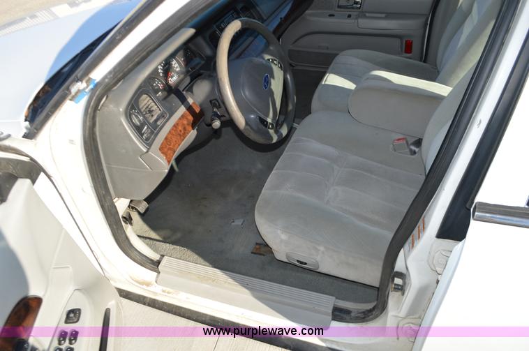image for item I2752 2004 Ford Crown Victoria Police Interceptor
