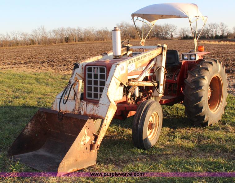 image for item J4532 1971 International 574 tractor