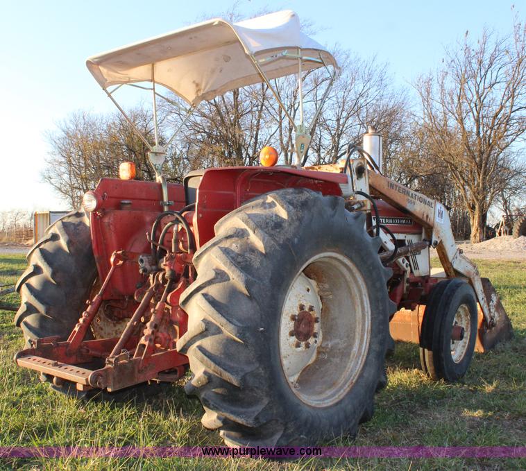 image for item J4532 1971 International 574 tractor