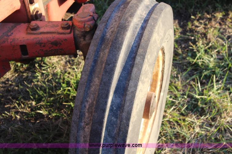 image for item J4532 1971 International 574 tractor