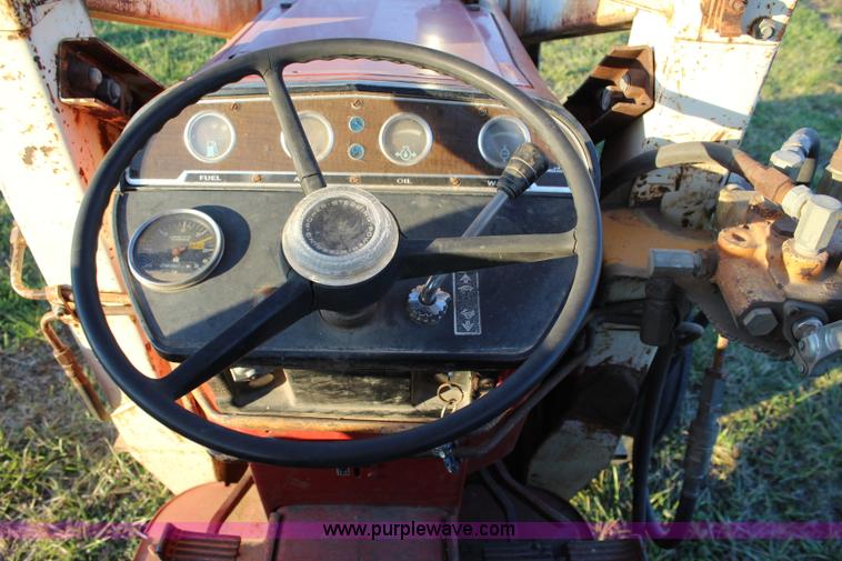 image for item J4532 1971 International 574 tractor