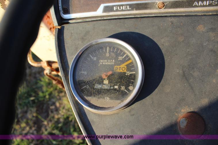 image for item J4532 1971 International 574 tractor