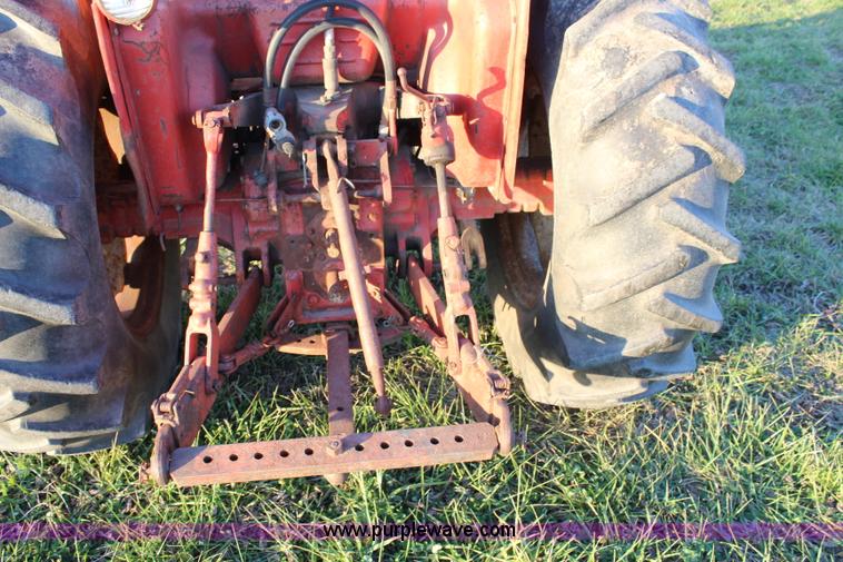 image for item J4532 1971 International 574 tractor