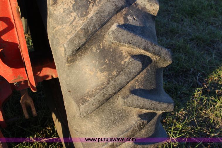 image for item J4532 1971 International 574 tractor