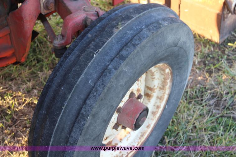 image for item J4532 1971 International 574 tractor