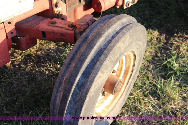 image for item J4532 1971 International 574 tractor