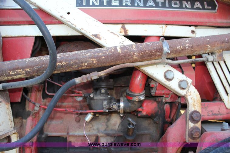 image for item J4532 1971 International 574 tractor