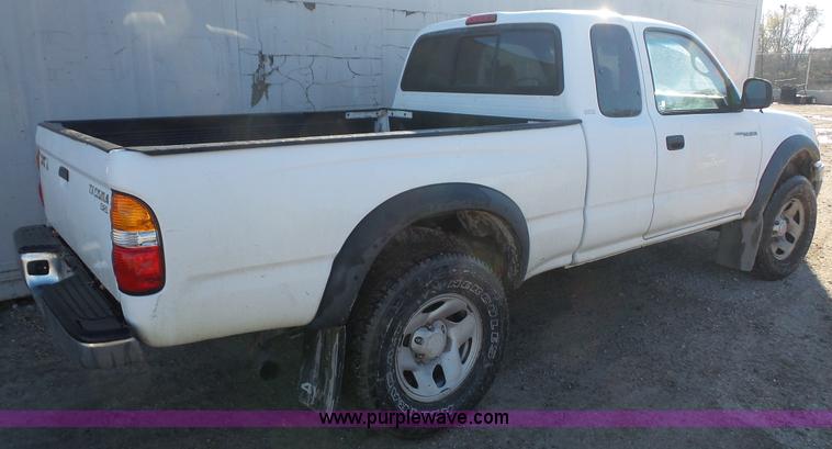 image for item J4624 2002 Toyota Tacoma SR5 Ext. Cab pickup truck