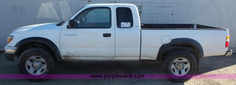 image for item J4624 2002 Toyota Tacoma SR5 Ext. Cab pickup truck