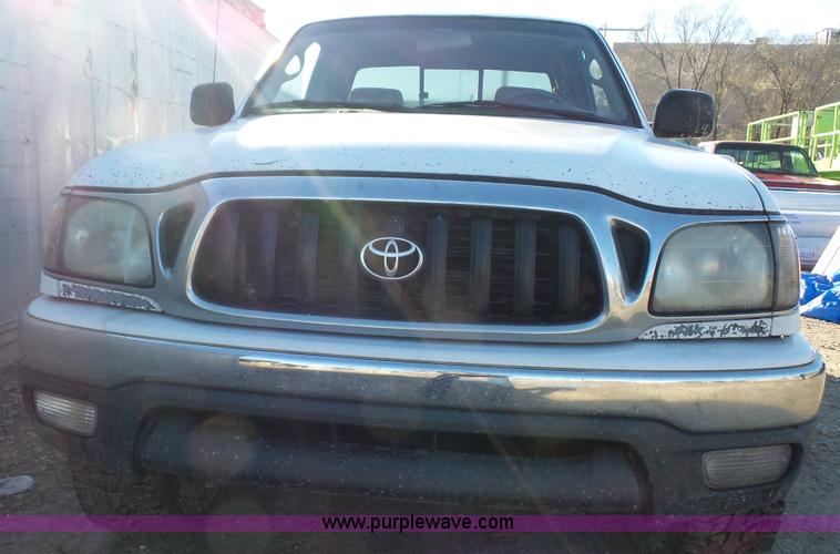 image for item J4624 2002 Toyota Tacoma SR5 Ext. Cab pickup truck