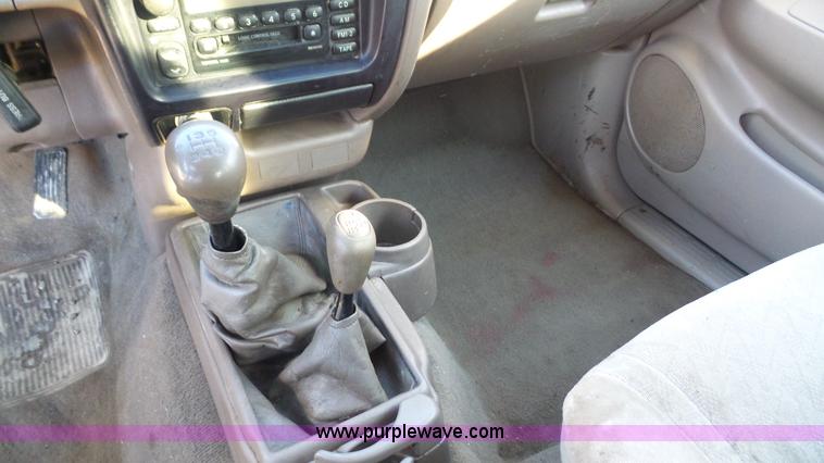 image for item J4624 2002 Toyota Tacoma SR5 Ext. Cab pickup truck