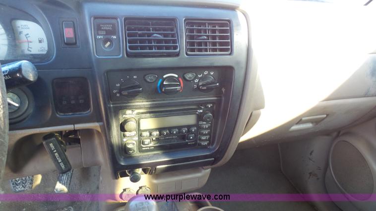 image for item J4624 2002 Toyota Tacoma SR5 Ext. Cab pickup truck