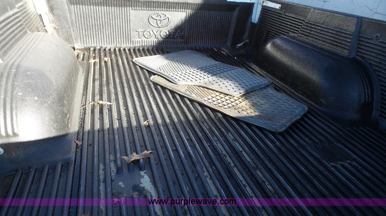 image for item J4624 2002 Toyota Tacoma SR5 Ext. Cab pickup truck