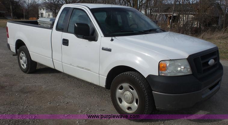 image for item J4747 2007 Ford F150 XL pickup truck