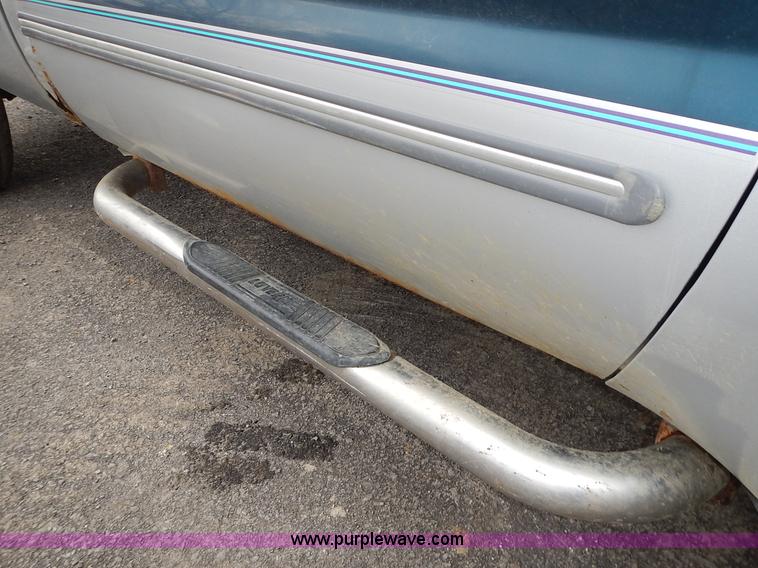 image for item J6327 1999 Ford F350 Super Duty pickup truck