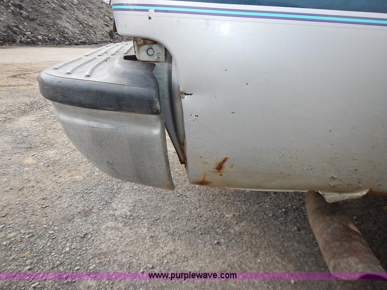 image for item J6327 1999 Ford F350 Super Duty pickup truck