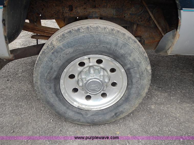 image for item J6327 1999 Ford F350 Super Duty pickup truck
