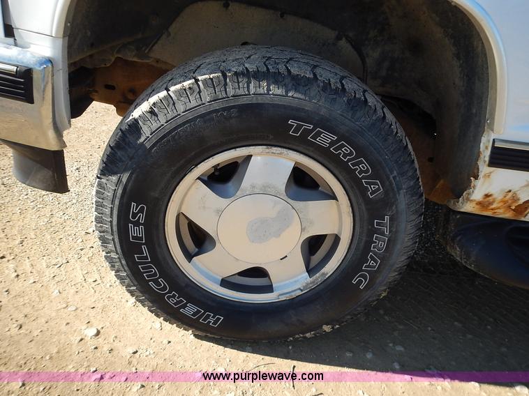 image for item J6334 1997 GMC Yukon SLE SUV