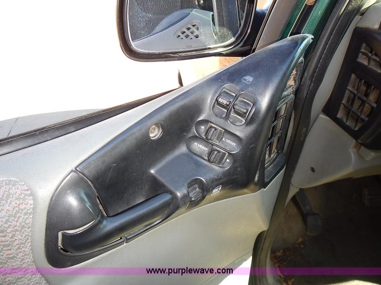 image for item J6338 1999 Dodge Grand Caravan van