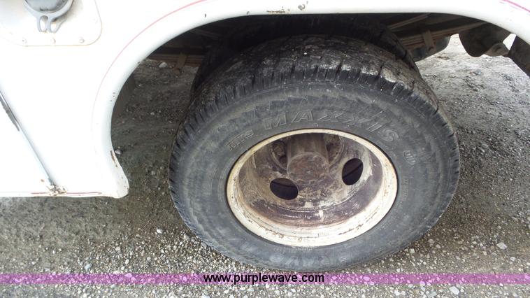 image for item J8418 1987 Ford F350 utility truck