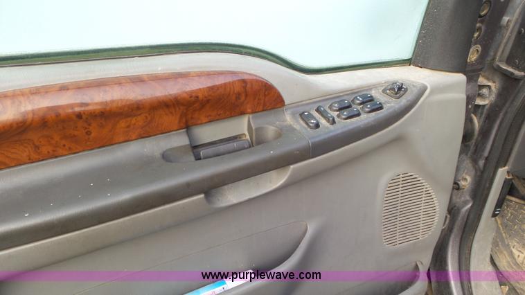 image for item J8419 2002 Ford F350 Super Duty Crew Cab pickup truck