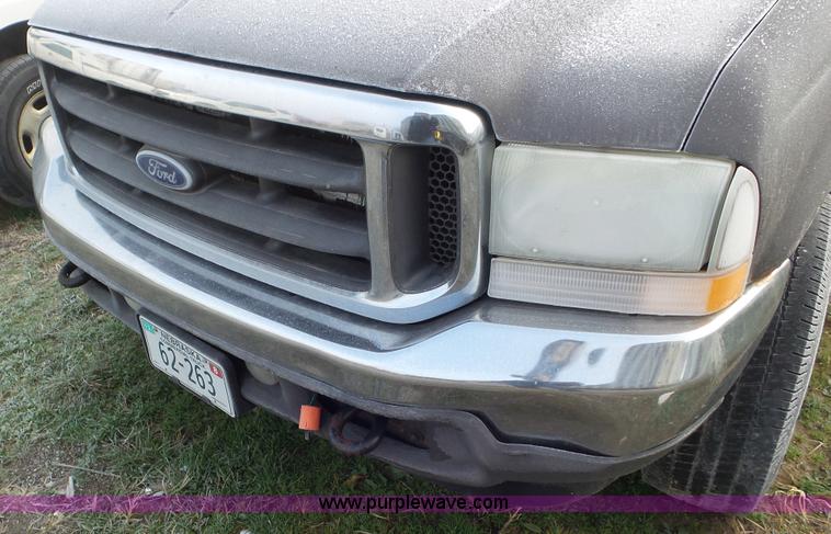 image for item J8419 2002 Ford F350 Super Duty Crew Cab pickup truck