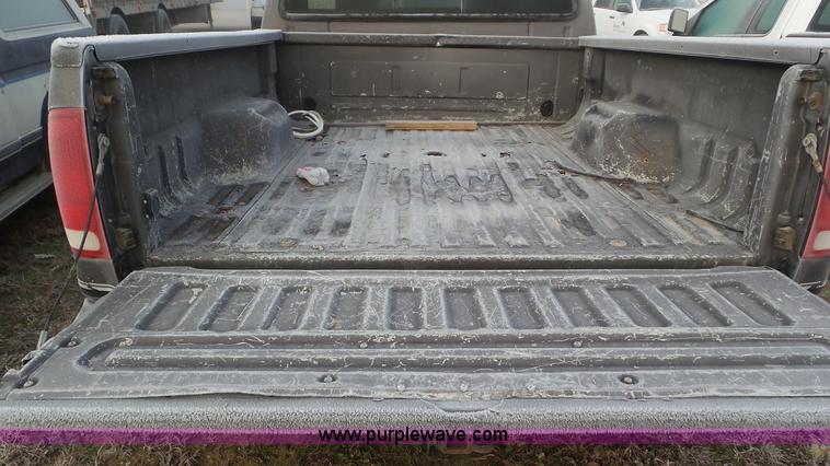 image for item J8419 2002 Ford F350 Super Duty Crew Cab pickup truck