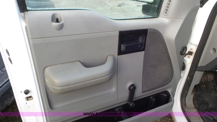 image for item J8420 2006 Ford F150 pickup truck