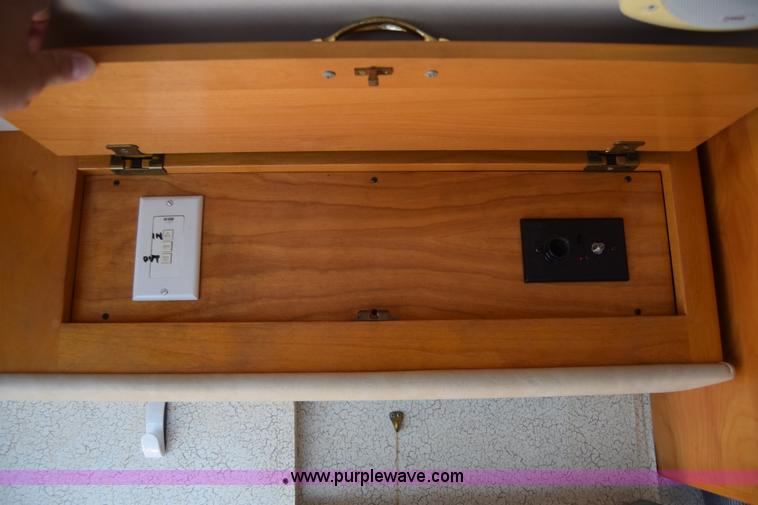 image for item K4987 1999 Magnum Contessa Beaver RV