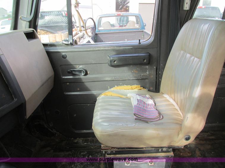 image for item K5233 1993 International 4900 dump truck