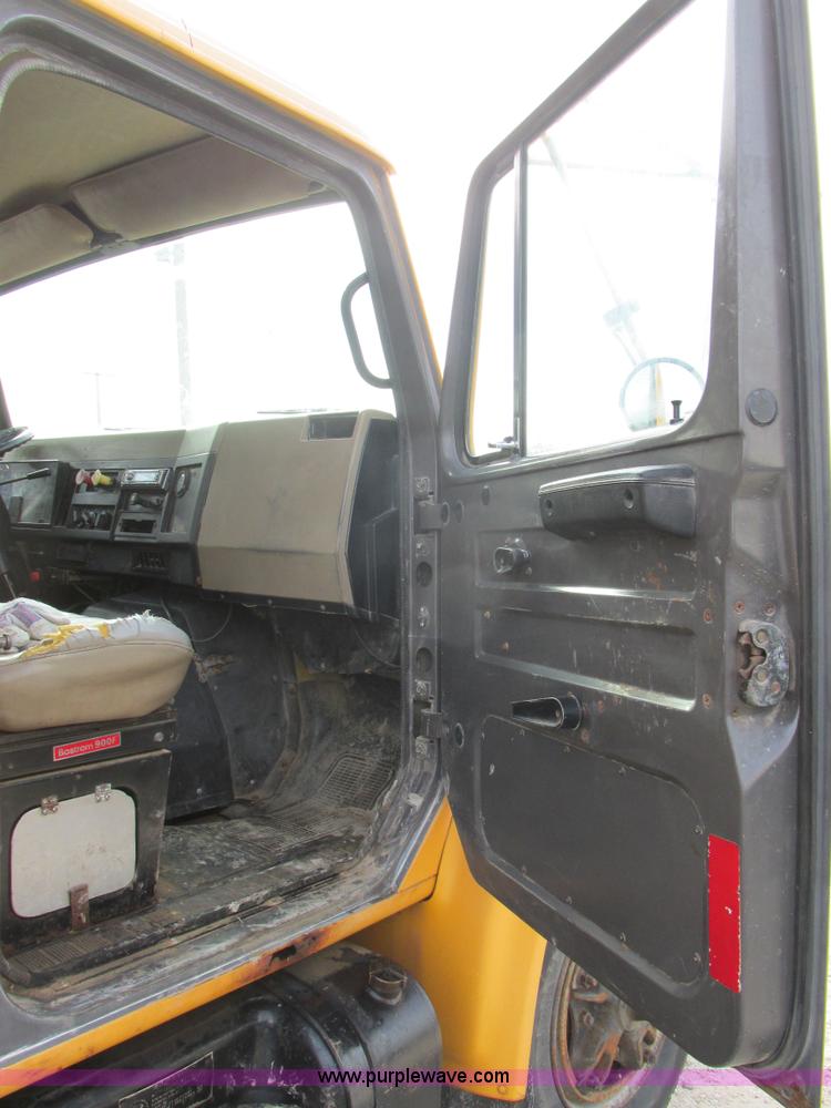 image for item K5233 1993 International 4900 dump truck