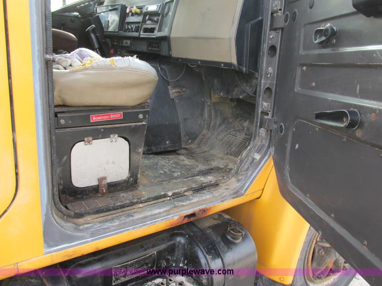 image for item K5233 1993 International 4900 dump truck