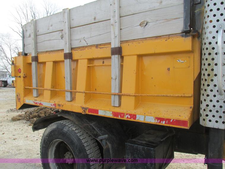 image for item K5233 1993 International 4900 dump truck