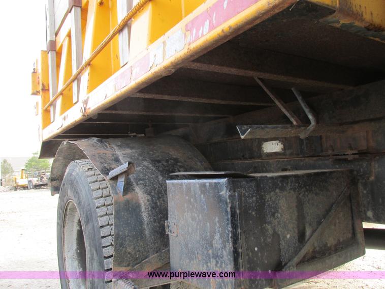 image for item K5233 1993 International 4900 dump truck