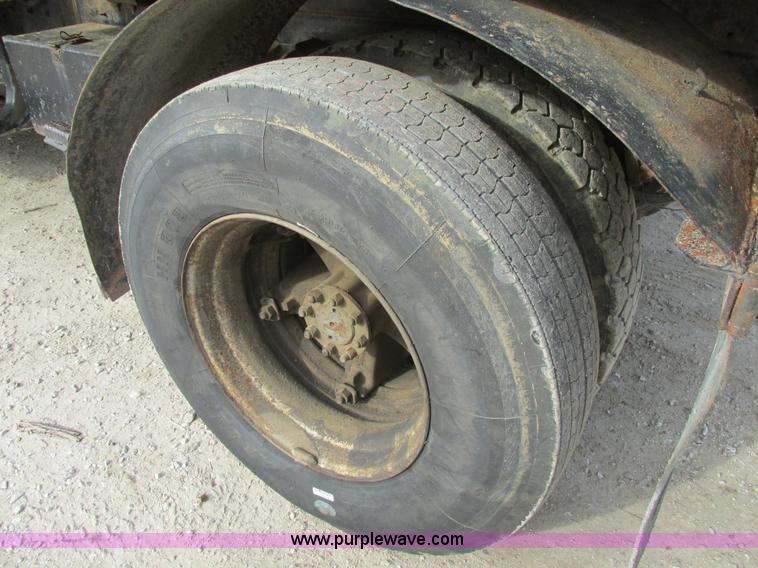 image for item K5233 1993 International 4900 dump truck