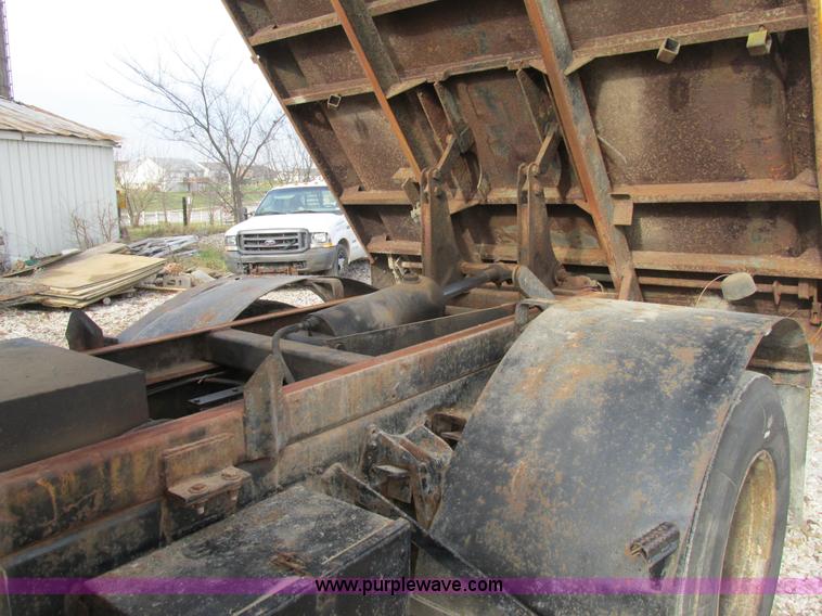 image for item K5233 1993 International 4900 dump truck