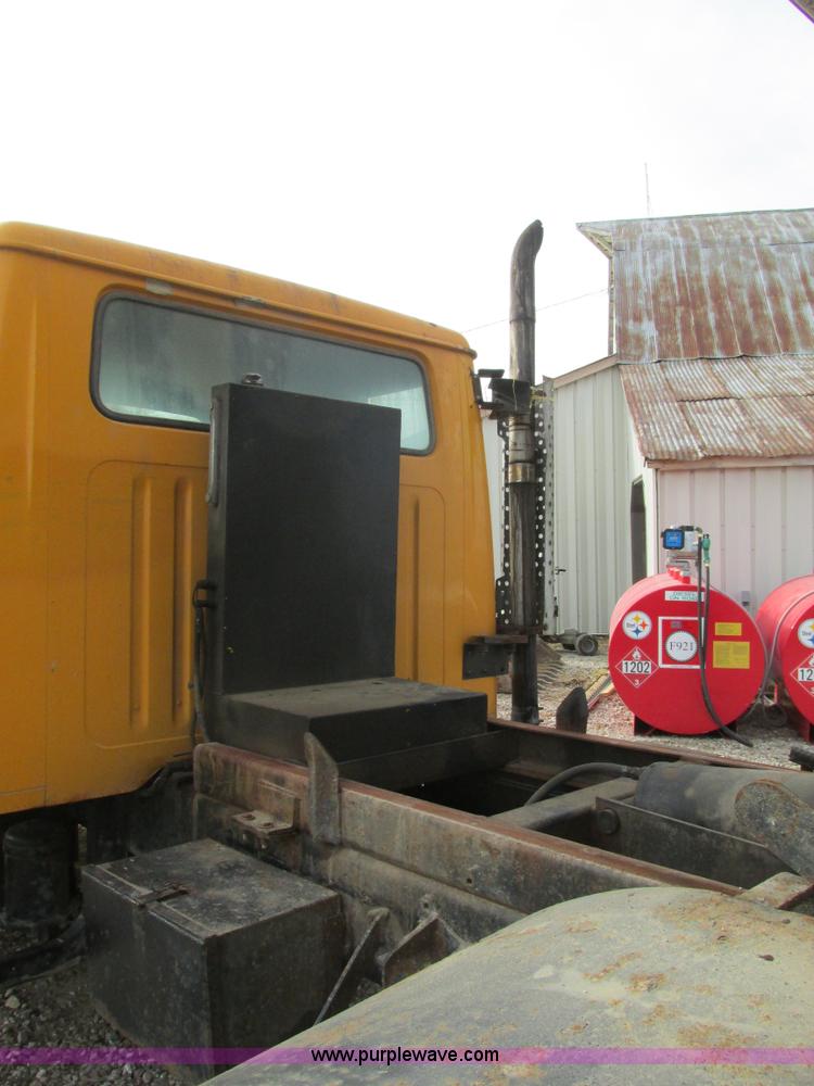 image for item K5233 1993 International 4900 dump truck