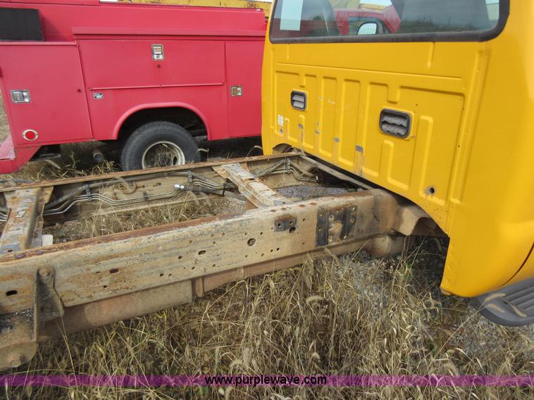 image for item K5256 2004 Ford F550 truck cab and chassis