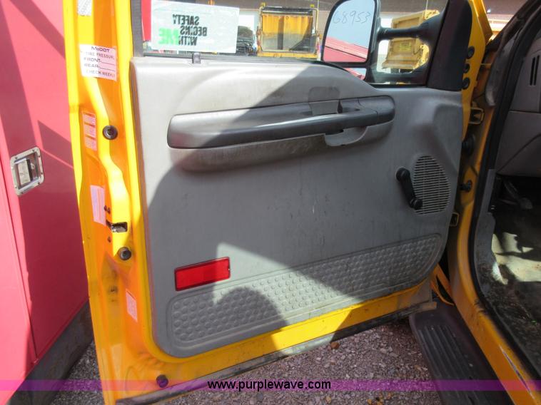 image for item K5256 2004 Ford F550 truck cab and chassis