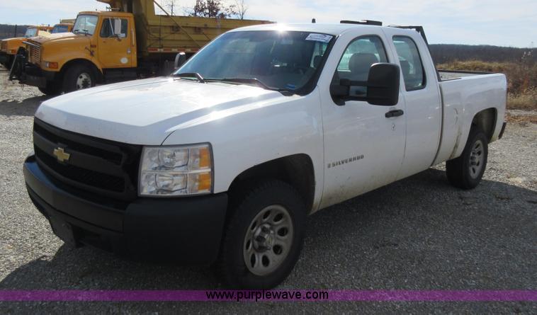 image for item K5260 2007 Chevrolet Silverado 1500 Ext. Cab pickup truck