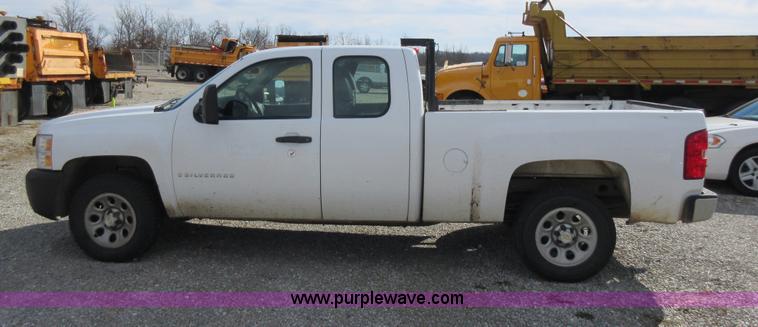 image for item K5260 2007 Chevrolet Silverado 1500 Ext. Cab pickup truck