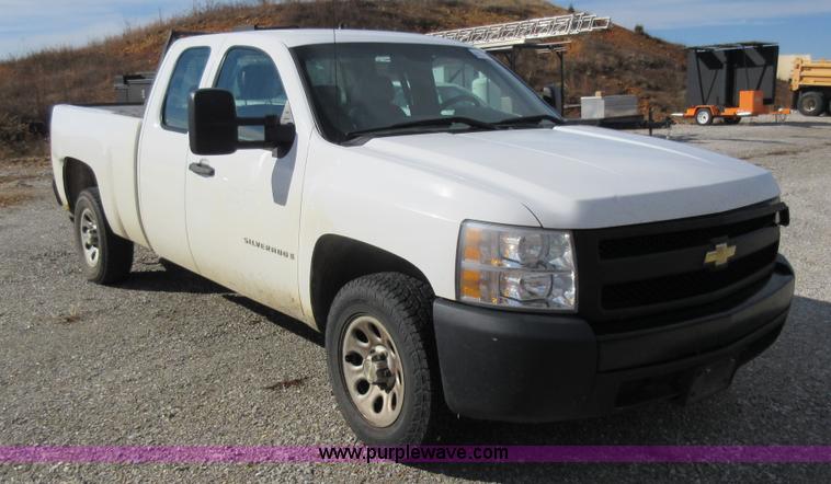 image for item K5260 2007 Chevrolet Silverado 1500 Ext. Cab pickup truck