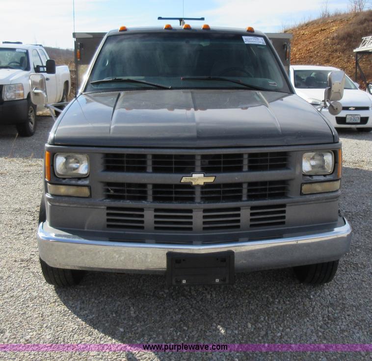 image for item K5261 2000 Chevrolet 3500HD utility truck