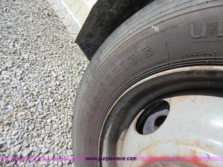 image for item K5261 2000 Chevrolet 3500HD utility truck