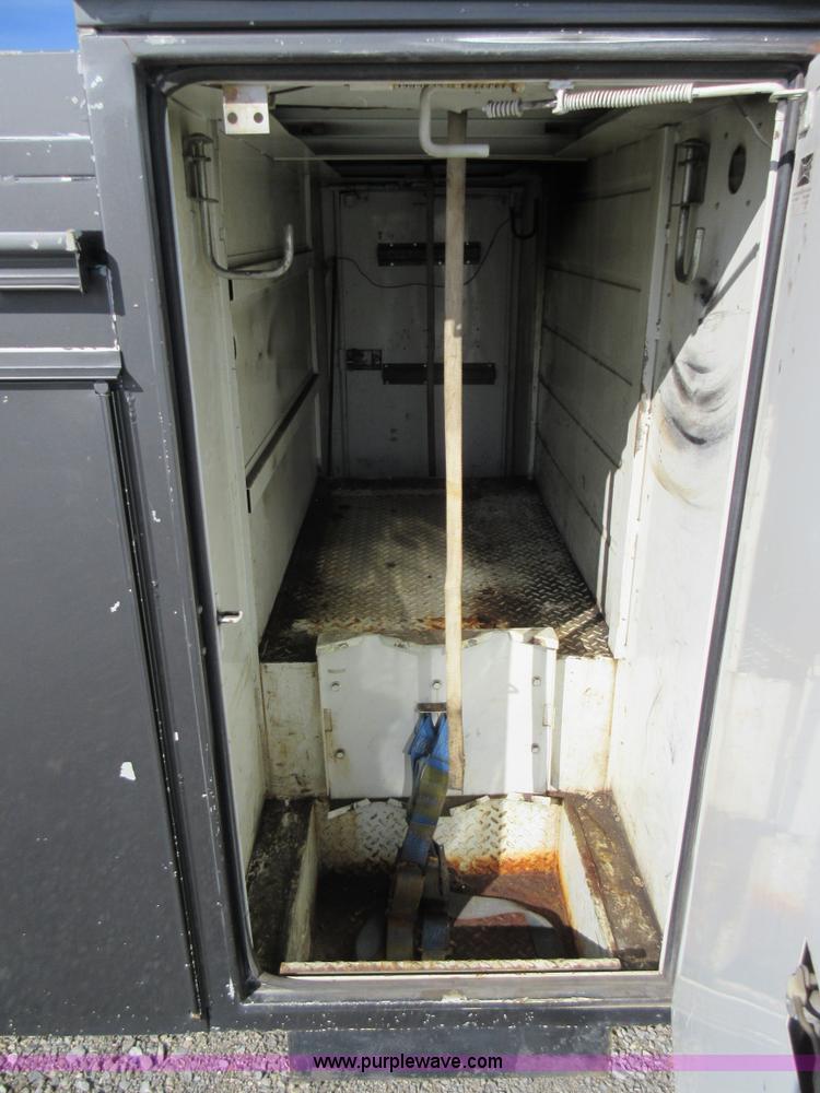 image for item K5261 2000 Chevrolet 3500HD utility truck