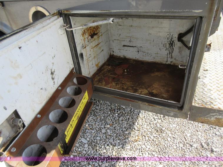 image for item K5261 2000 Chevrolet 3500HD utility truck