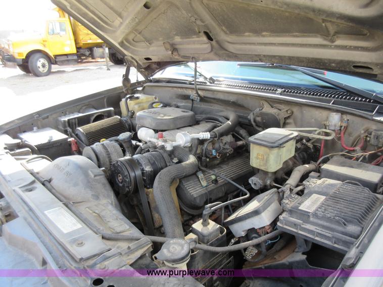 image for item K5261 2000 Chevrolet 3500HD utility truck